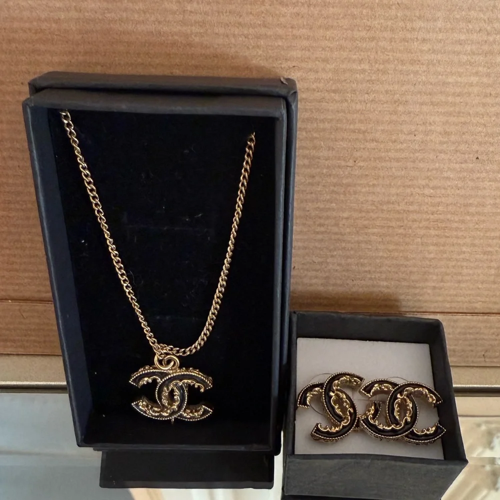 🛑 SOLD 🛑 Chanel 🖤 black enamel pendant necklace 18” • excellent condition - Picture 4 of 7